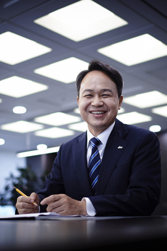 진옥동 신한은행장은 신년사에서 "개인뱅킹 새 앱과 종합 기업금융 플랫폼 개발에 집중하겠다"고 밝혔다. 신한은행 제공